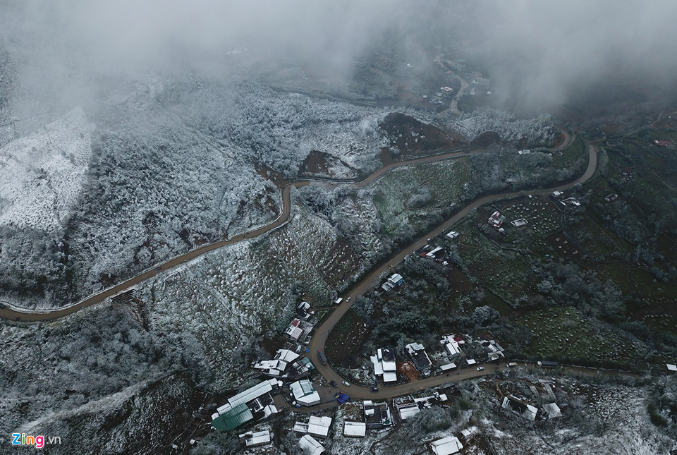 Toàn cảnh tuyết bao phủ trắng đường lên Sa Pa
